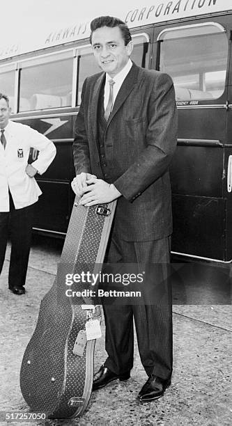 Johnny Cash arrives in London, England in 1959.