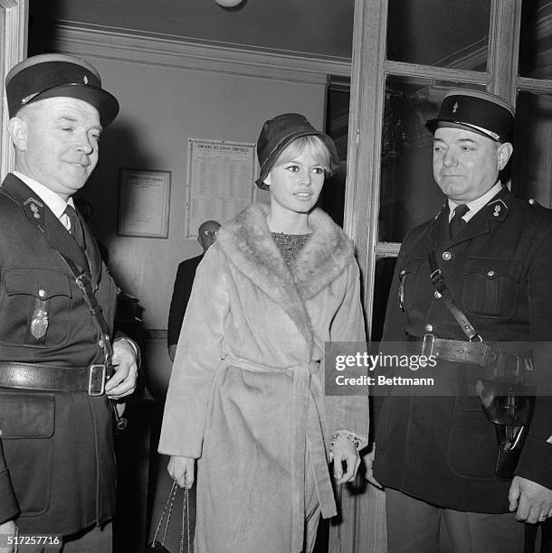 French film sex bomb Brigitte Bardot is not under arrest, she simply passes in front of a gendarme on her arrival at Paris Law Courts this morning....