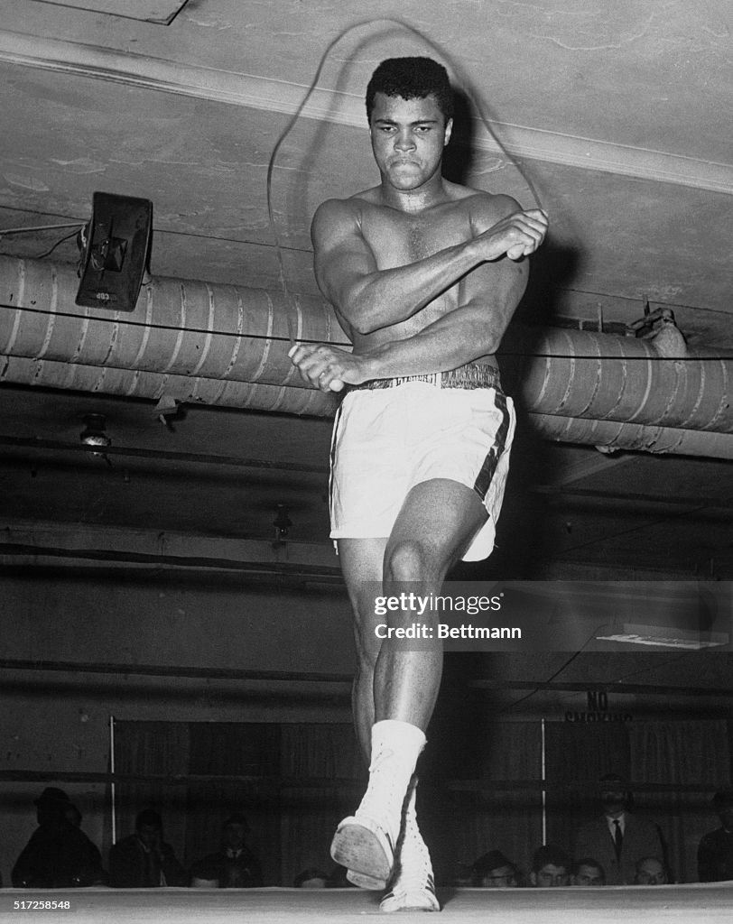 Muhammad Ali Ropes Full length photo of Cassias Clay skipping rope at a gym. News Photo ...