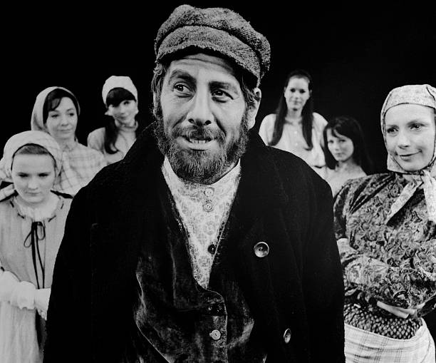 UNS: Fiddler on the Roof Actor Chaim Topol dies aged 87