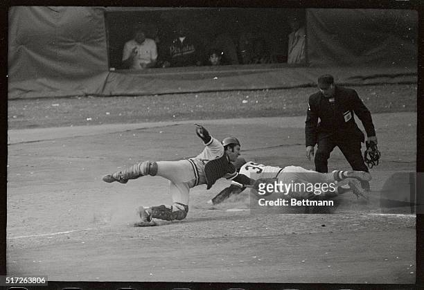 Red's catcher Johnny Bench dives in vain after Pirates' Manny Sanguillem who sores from second on Dave Cash's single in the sixth inning 10/8.