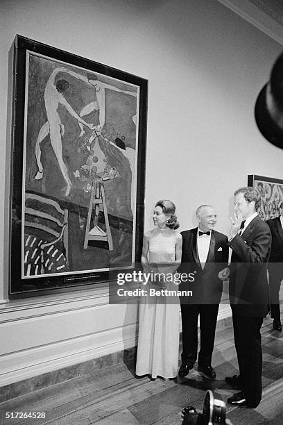 Washington: Mrs. Julie Nixon Eisenhower, younger daughter of President Nixon, listens to conversation between Los Angeles art collector Dr. Armand...