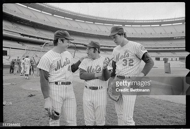 Mets' Manager Yogi Berra chats with his one-two pitchers for the coming National League playoff series with the Cincinnati Reds during workout. Tom...