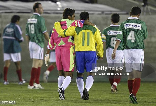 Brazilian soccer star Romario de Souza Faria and Mexican goalkeepr Jorge Campos walk off the pitch together at the end of the first half of "La Gran...