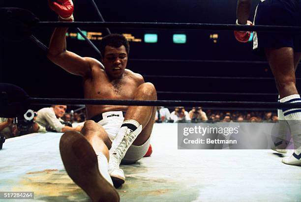 Muhammad Ali Rtpnd Muhammad Ali Holding Photos and Premium High Res Pictures - Getty Images