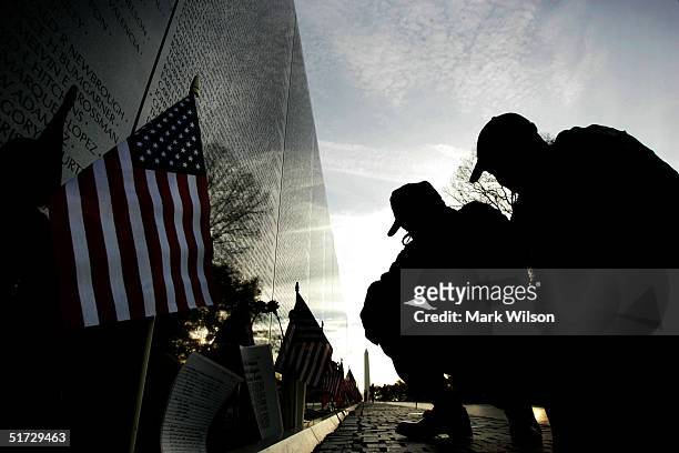 the nations capitol observes veterans day - vietnam memorial stock pictures, royalty-free photos & images