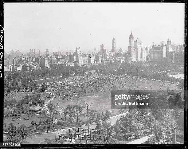 Photo shows views of crowds on the Mall in Central park which awaited the arrival of Lindenberg with Governor Al Smith. The scene is made from the...