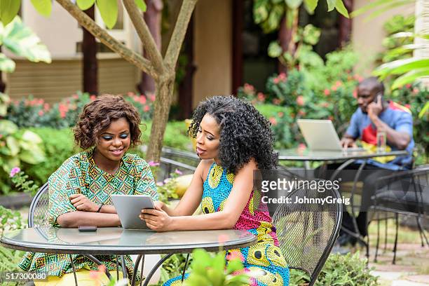 joven africana usando tableta digital mujeres de negocio - nigeria fotografías e imágenes de stock