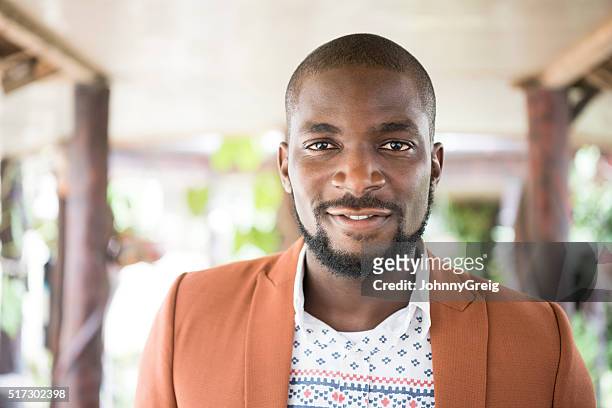 nigeriano ritratto di uomo con barba che guarda macchina fotografica - nigeria foto e immagini stock