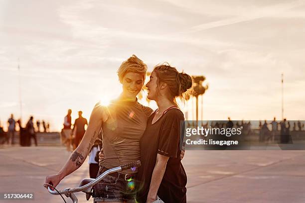 women couple in la - lesbian dating 個照片及圖片檔