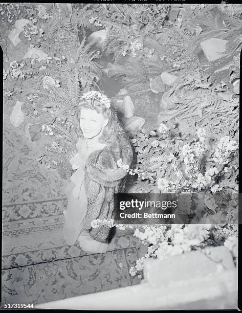 The 13th Annual Awards Dinner of the Academy of Motion Picture Arts and Sciences at the Biltmore Hotel. Ginger Rogers standing and looking up.