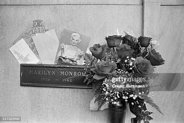 The roses to the right were sent three times a week by Monroe's ex-husband Joe DiMaggio.