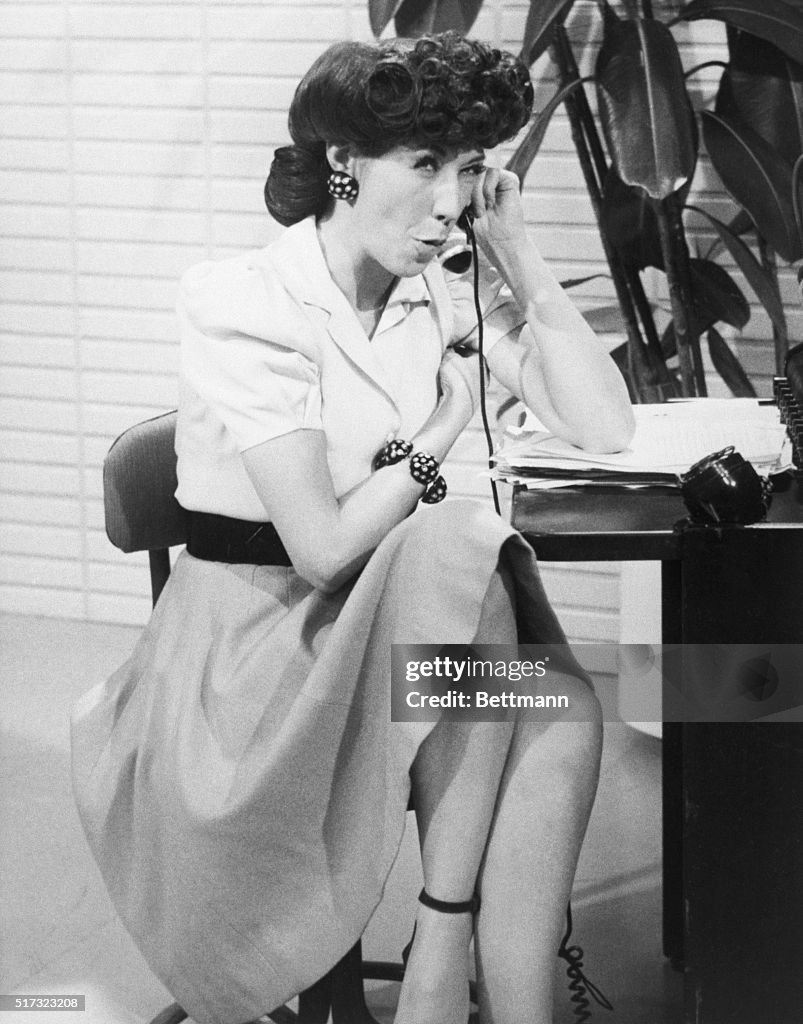 Lily Tomlin portrays the eccentric telephone operator, Ernestine, on... Photo d'actualité - Getty Images