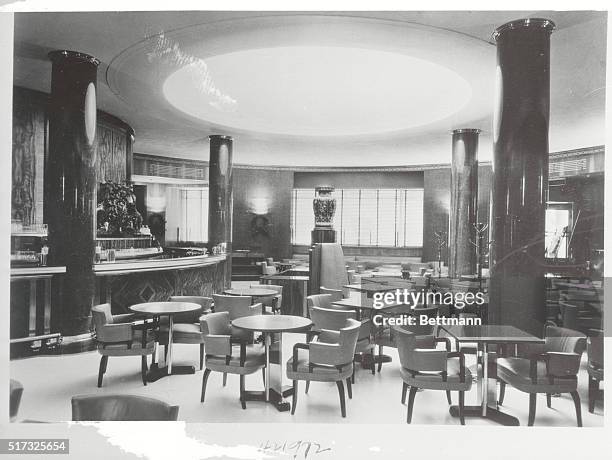 The 60 foot Mens Bar at the Waldorf-Astoria decorated in Art Moderne style.