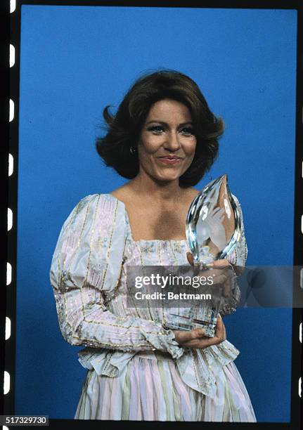 Actress Patty Duke Austin poses with the People's Choice Award which she won for Favorite Female Performer in a New TV Program, 1983.