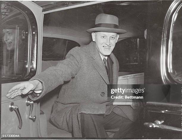 Washington, D. C.: Arrives For Cabinet Meeting. Harry Hopkins, WPA Administrator, arriving at the White House, December 16, to attend a meeting of...