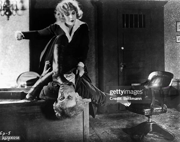 Actress Pearl White attacks her male counterpart in the movie Plunder .