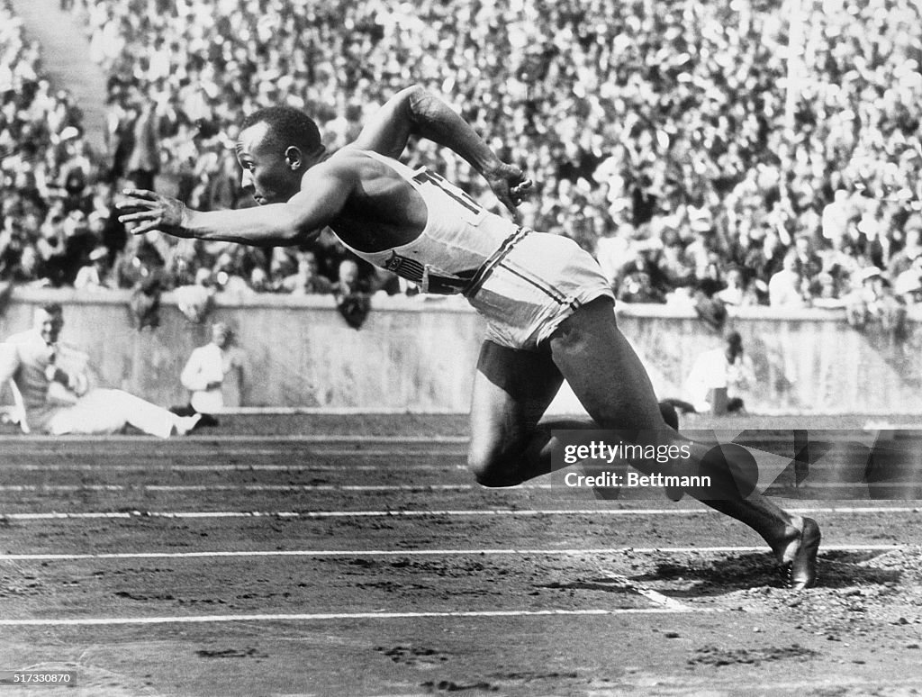 Jesse Owens at Start of Race