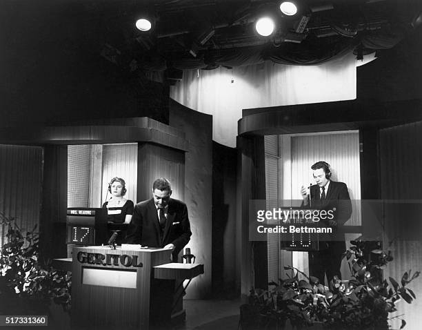 Jack Barry hosts the television quiz show Twenty-One. Vivienne Nearing , an attorney, leads Charles Van Doren, a Columbia University teacher.