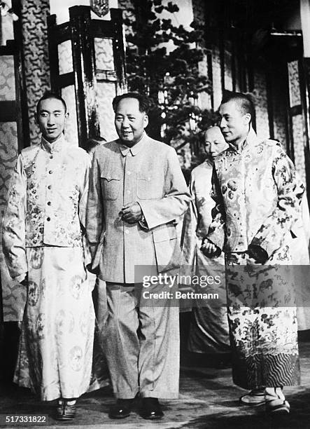 Mao Zedong meets with the Dalai Lama and Panchen Lama , during a period of strong Tibetan resistance to Chinese rule in 1956.