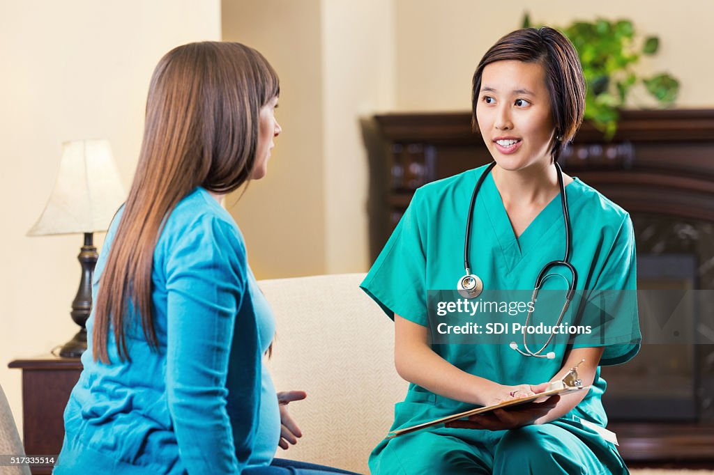 Krankenschwester mit Schwangere Patienten besuchen Sie während zu Hause