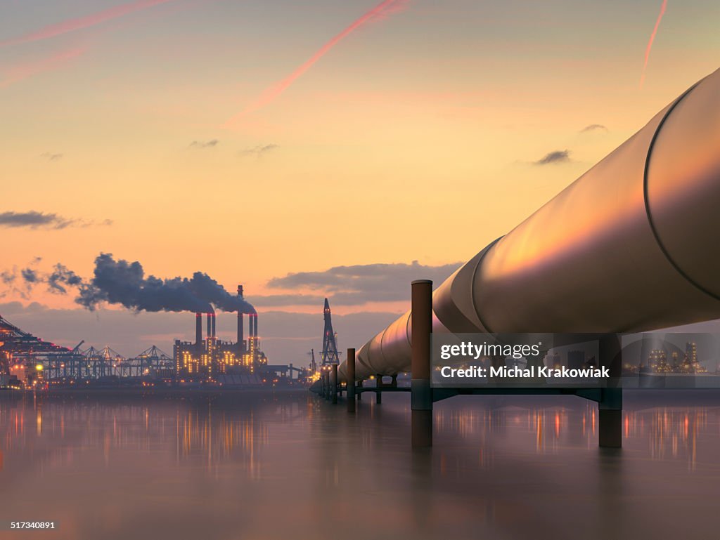 Pipeline di olio nel distretto industriale con stabilimenti industriali al crepuscolo