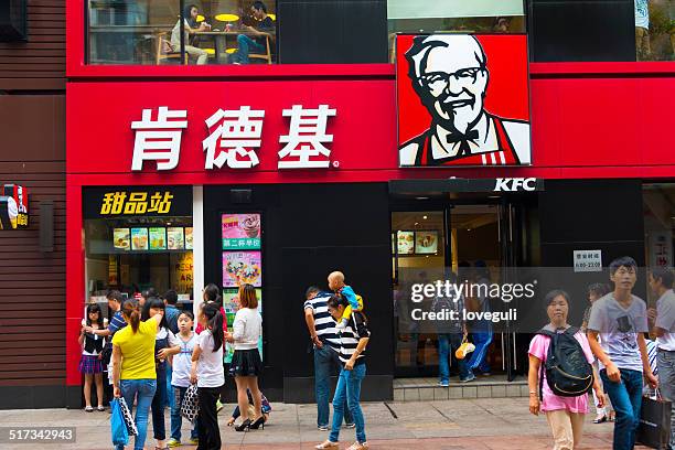 kfc cadena almacenar con los clientes en el día nacional de china - kentucky fried chicken fotografías e imágenes de stock