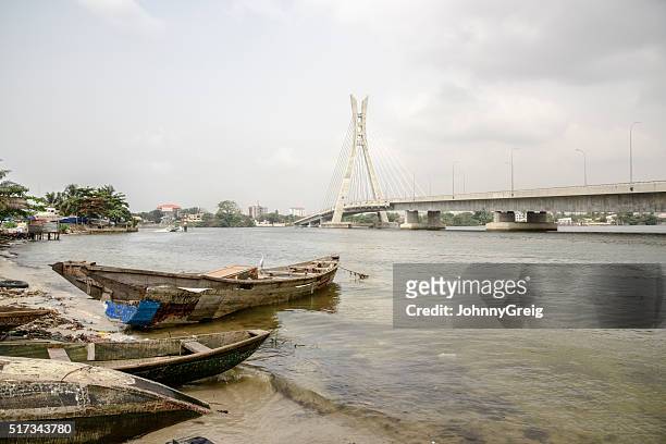 lekki ikoyi brücke mit fischerboot, lagos, nigeria - lagos stock-fotos und bilder