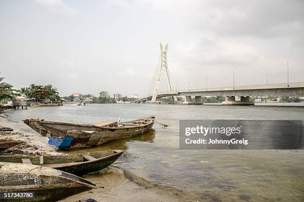 lekki ikoyi bridge with fishing boat, lagos, nigeria - lagos nigeriaanse staat stockfoto's en -beelden
