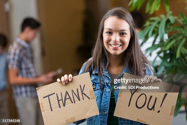 10 代の少女の保留'thank you'衣類 ドライブ の標識 - american sign language ストックフォトと画像