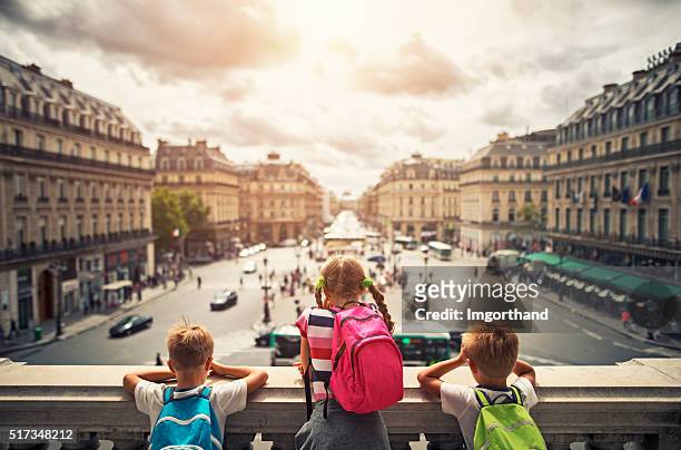 kid vacances à paris - opéra garnier photos et images de collection