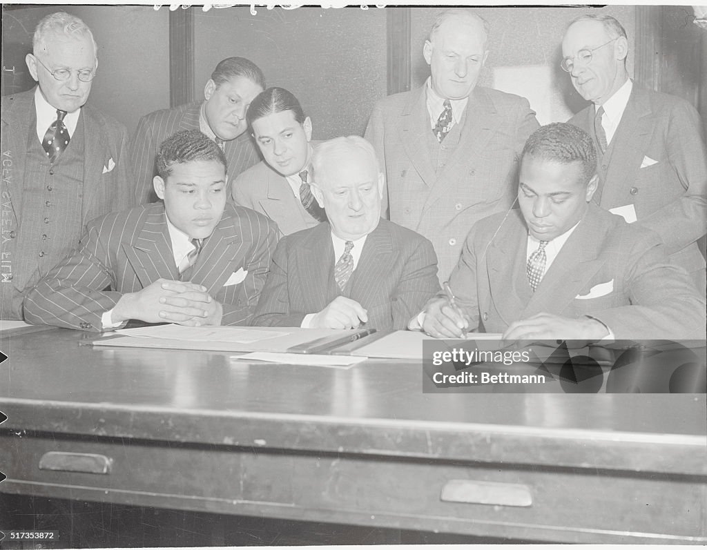 Joe Louis and John Henry Lewis Signing for Fight