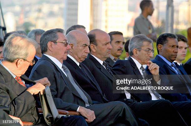Miembros del Gobierno cubano participan el 12 de noviembre de 2004 en una ceremonia en tributo al fallecido lider palestino Yasser Arafat, en La...
