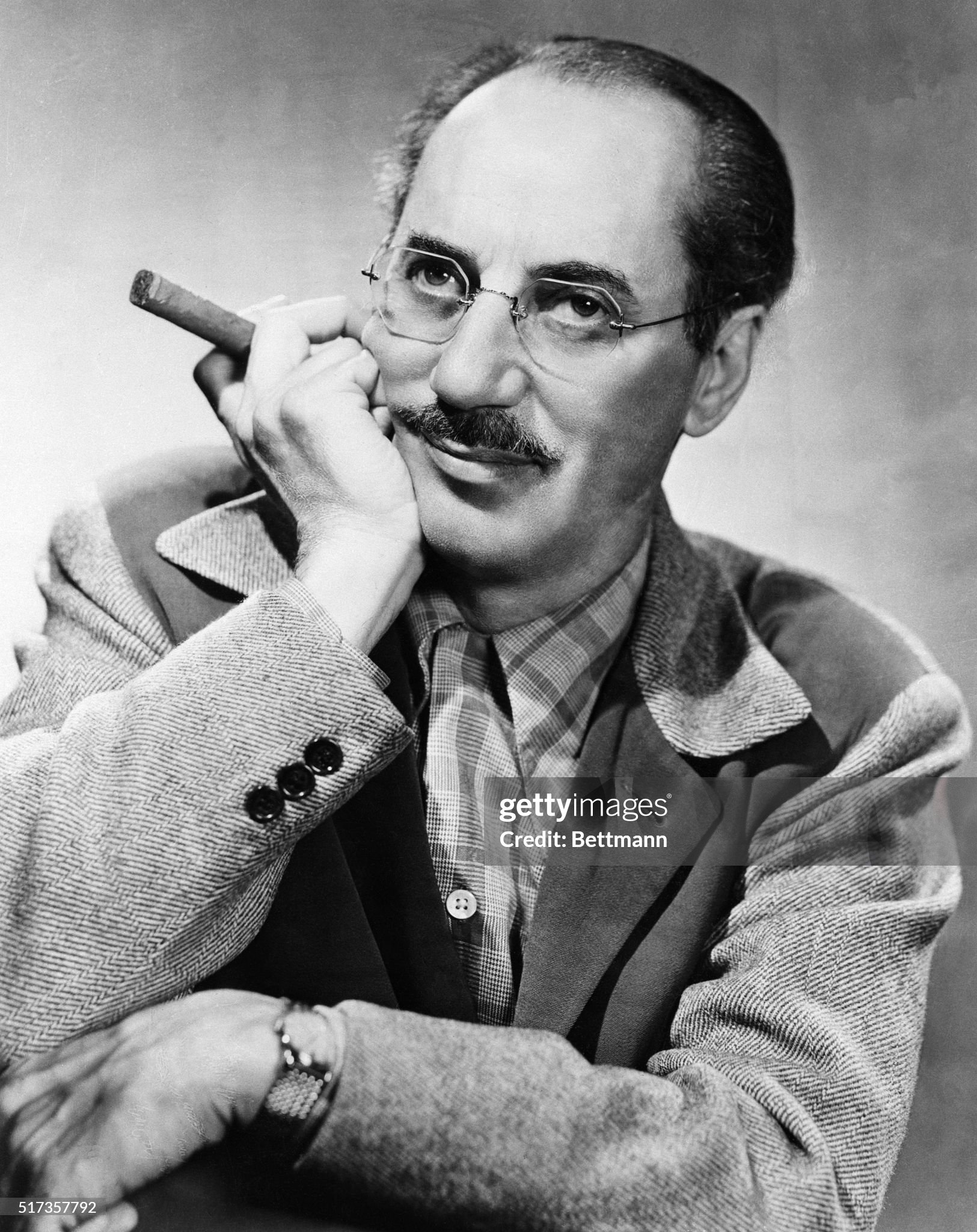 ¿Cuánto mide Groucho Marx? - Altura - Real height 11-21-52-hollywood-california-portrait-of-screen-and-television-groucho-marx