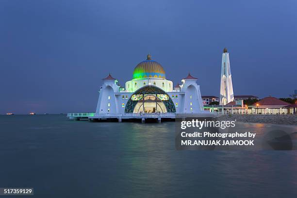 masjid selat @ melaka, malaysia - masjid selat melaka photos et images de collection