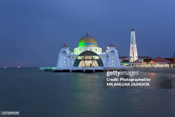 masjid selat @ melaka, malaysia - masjid selat melaka stock pictures, royalty-free photos & images