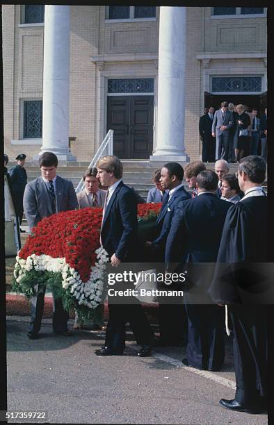 Tuscaloosa, Alabama: Members of the University of Alabama football squad bearing the casket of retired head Alabama coach, Paul "Bear" Bryant, leave...