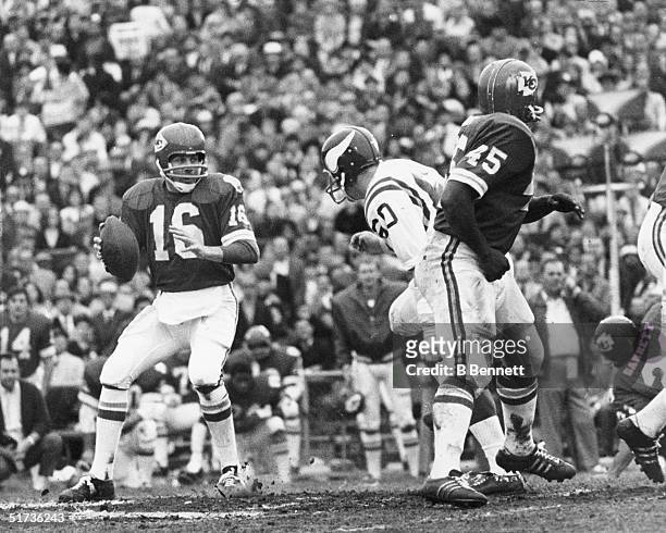 Quarterback Len Dawson of the Kansas City Chiefs finds a receiver during Super Bowl IV against the Minnesota Vikings on January 11, 1970 at Tulane...