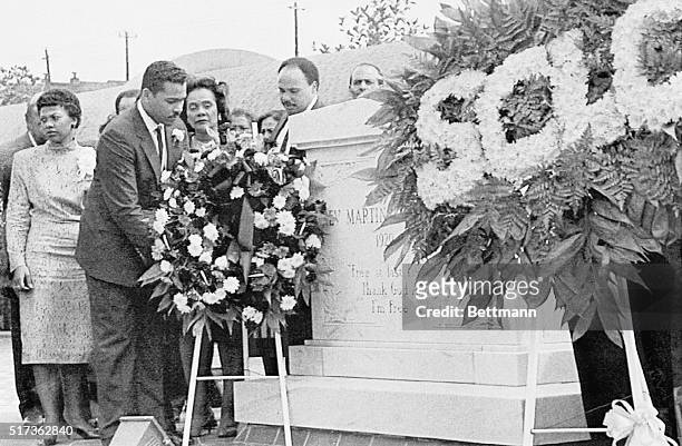 Atlanta. Dexter Scott king places a wreath at the crypt of his father, slain civil rights leader Martin Luther King Jr. 4/4 as other members of the...