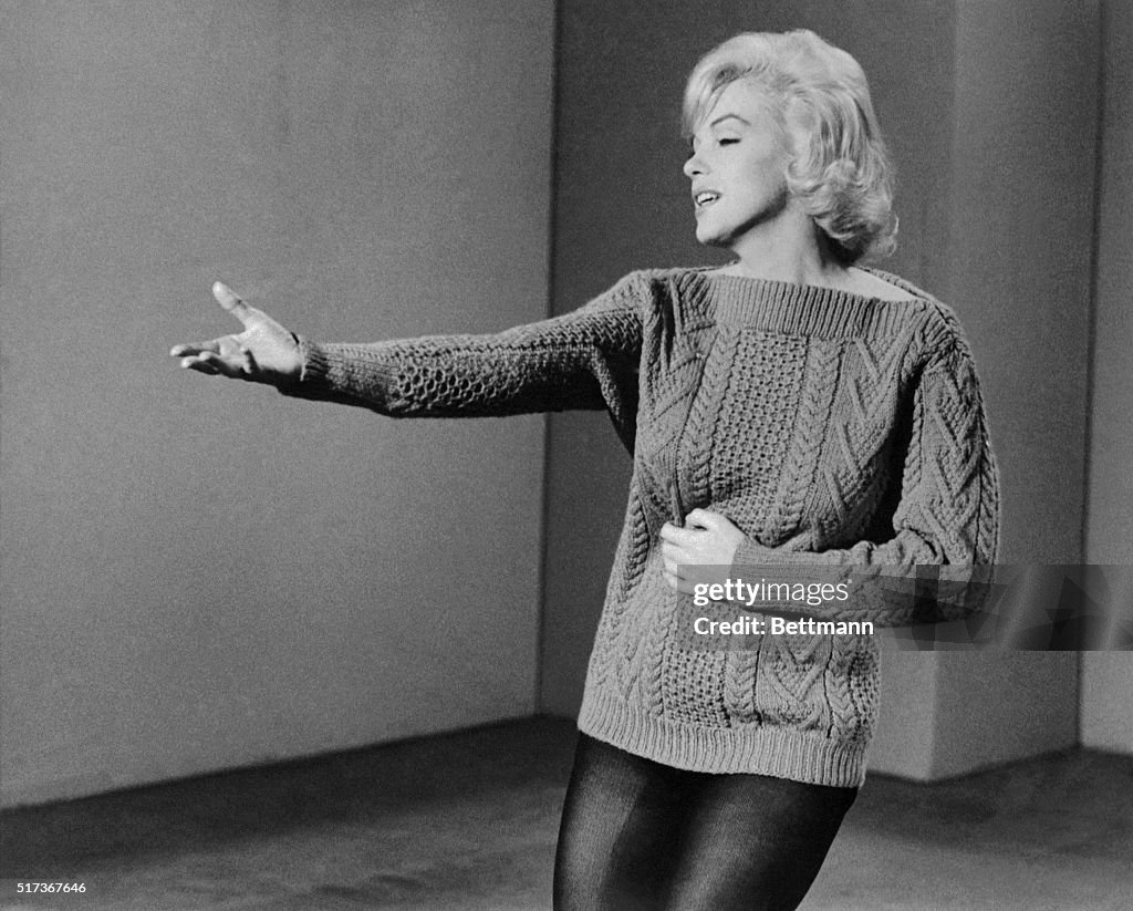 Marilyn Monroe with One Arm Outstretched