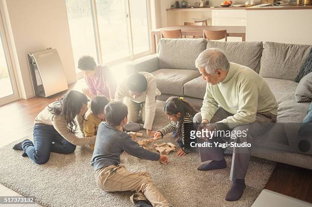 自宅のご家族でご一緒に - リビング　家族　日本 ストックフォトと画像