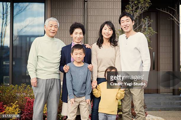 multi-generazione famiglia in piedi in parte anteriore di mia casa - the japanese wife foto e immagini stock