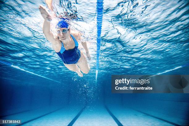 mulher nadar crawl - women by pool imagens e fotografias de stock