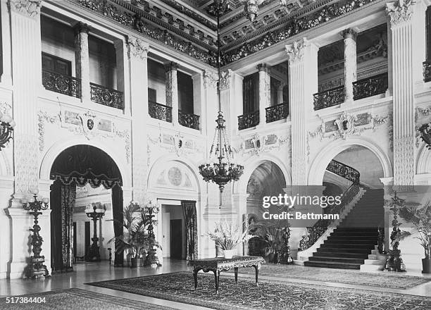 Newport, Rhode Island: The Great Hall of "The Breakers", magnificent mansion built in 1895 for Cornelius Vanderbilt, is truly breathtaking.
