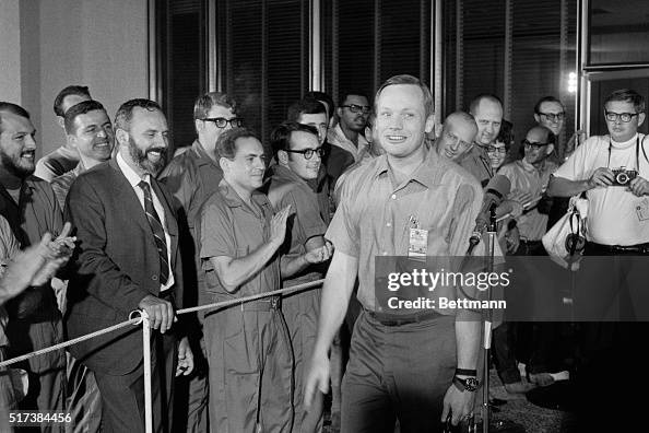 Neil Armstrong The First Man To Set Foot On The Moon Cracks A Smile watching-neil-armstrong-set-foot-on-the-moon-by-titan994-on-deviantart