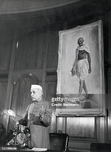 London, England: The Prime Minister of India, Pandit Nehru, in London for the Commonwealth Prime Ministers Conference took some time off from the...