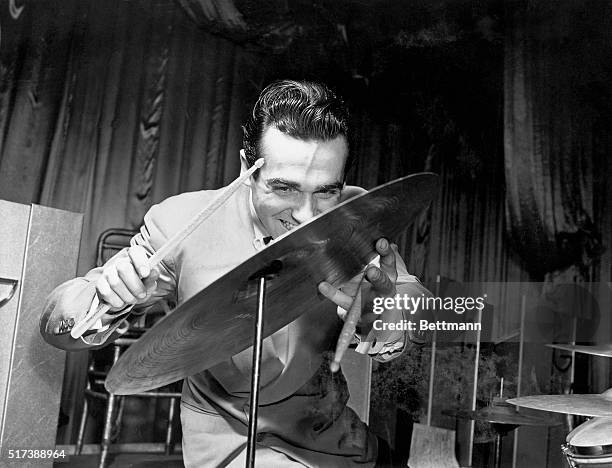 Famous drummer Gene Kruppa shows off his technique.