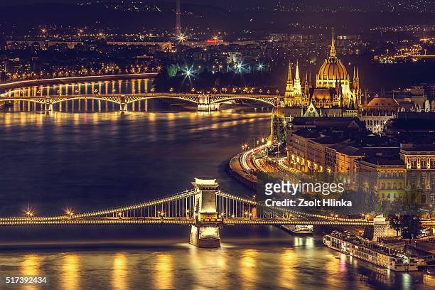 margaret bridge, parliament, chain bridge, budapest - kettingbrug hangbrug stockfoto's en -beelden
