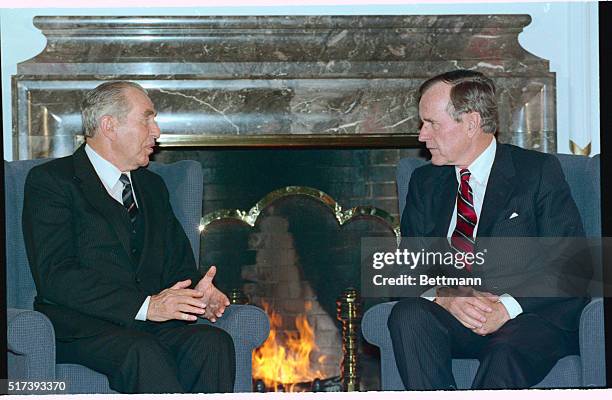 Washington: Senator Sam Nunn, D-Ga., chairman of the senate Armed Services committee, talks with reporters prior to his appearance on NBC's Meet The...