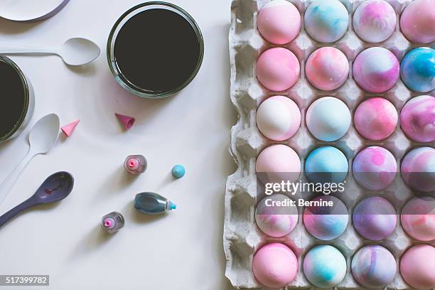 dyed easter eggs in a carton - abbindebatik stock-fotos und bilder
